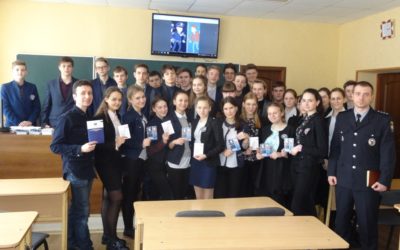 «Поганий поліцейський» та добрий поліцейський завітали до старшокласників