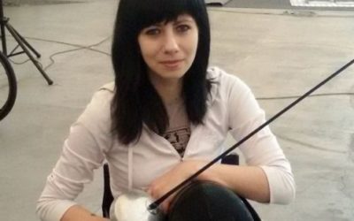 У Харкові сусіди забороняють дівчині з інвалідністю побудувати у під’їзді пандус