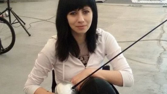 У Харкові сусіди забороняють дівчині з інвалідністю побудувати у під’їзді пандус
