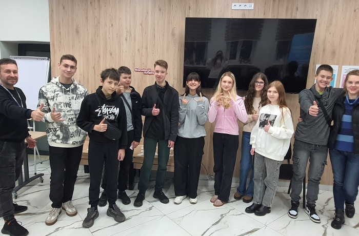 На емоціях і з надією: молодь Харківщини дивиться кіно про себе